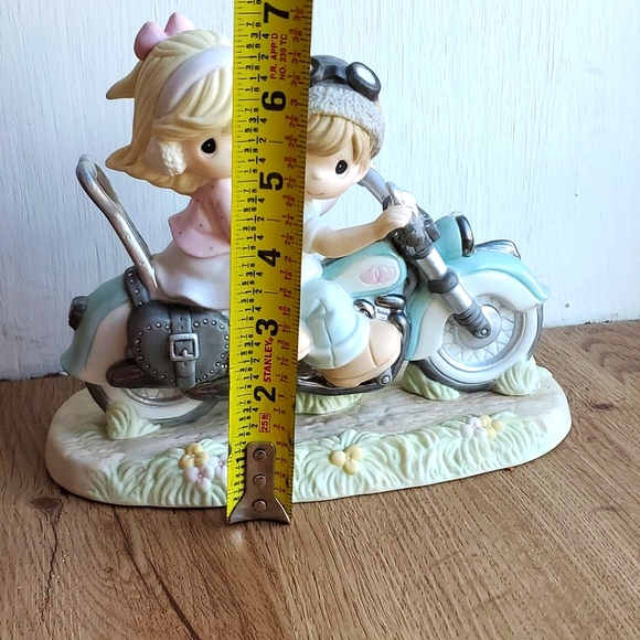 Precious Moments "Our Love Goes the Distance" - Picture 8 of 9